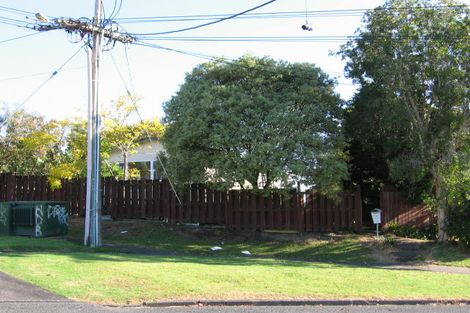 Photo of property in 15 Craigbank Avenue, New Lynn, Auckland, 0600