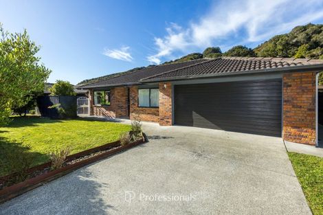Photo of property in 17 Aragon Grove, Kingsley Heights, Upper Hutt, 5018