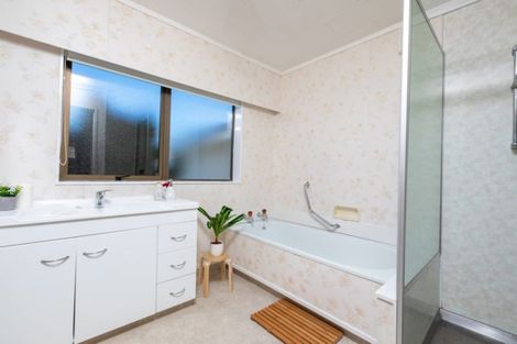 Photo of property in 1 Rewarewa Crescent, Waikanae, 5036