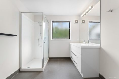 Photo of property in 4 Raphael Place, West Harbour, Auckland, 0618