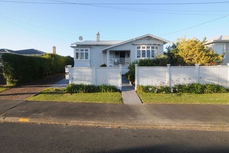 Photo of property in 1/46 Old Lake Road, Narrow Neck, Auckland, 0624