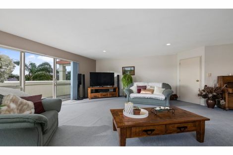 Photo of property in 22 Margaret Henry Crescent, Oteha, Auckland, 0632