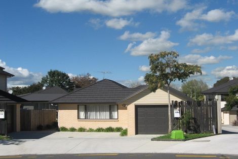 Photo of property in 14 Penruddocke Road, Half Moon Bay, Auckland, 2012