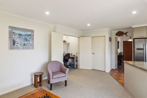 Photo of property in 27 Quadrant Heights, Paraparaumu, 5032