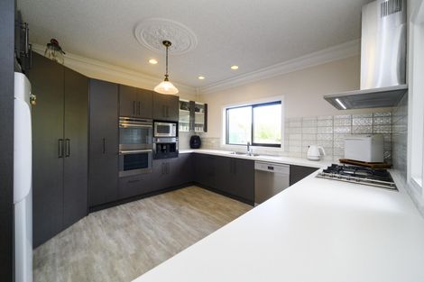 Photo of property in 21 Springdale Grove, Fitzherbert, Palmerston North, 4410