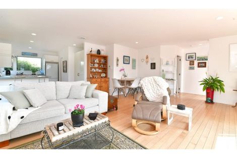 Photo of property in 2/10 Ross Crescent, Orewa, 0931