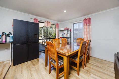 Photo of property in 35 Becker Drive, Weymouth, Auckland, 2103