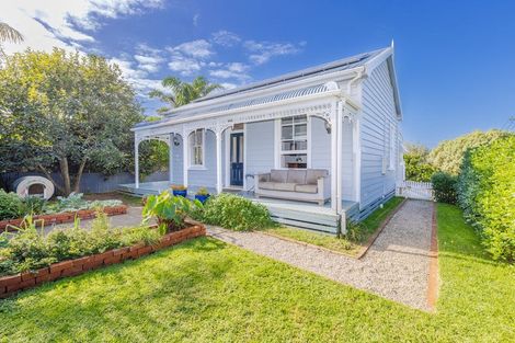 Photo of property in 2 Smith Street, Raglan, 3225