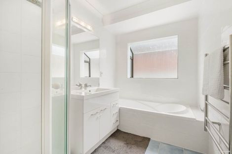 Photo of property in 2 Harding Avenue, Te Atatu South, Auckland, 0610