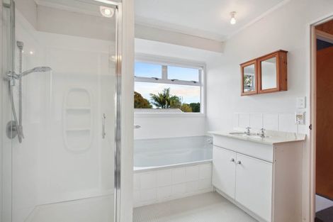 Photo of property in 16 Leaming Place, Clarks Beach, 2122