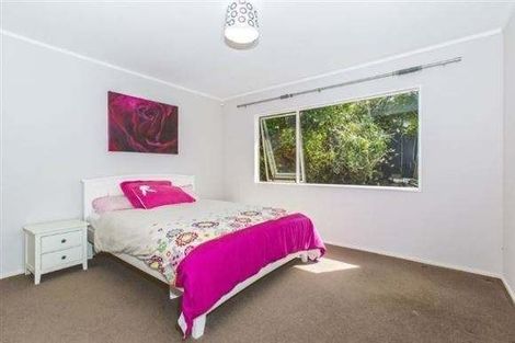 Photo of property in 2/28 Sequoia Place, Sunnynook, Auckland, 0620