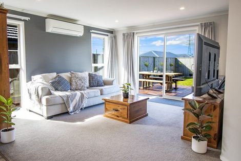 Photo of property in 4 Mediterranean Grove, Fitzherbert, Palmerston North, 4410
