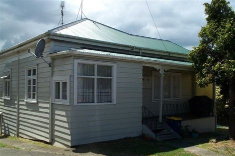 Photo of property in 51 Onewa Road, Northcote, Auckland, 0627