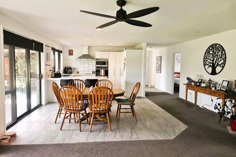 Photo of property in 16 Roto View, One Tree Point, 0118