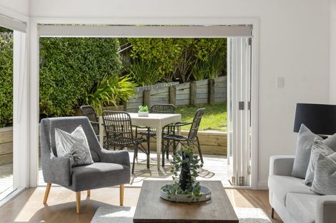 Photo of property in 32 Hanlon Crescent, Narrow Neck, Auckland, 0624