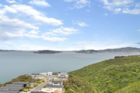 Photo of property in 18 Bennett Grove, Newlands, Wellington, 6037