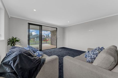 Photo of property in 2 Paapaka Way, Waiuku, 2123