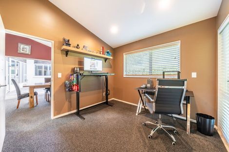 Photo of property in 41 Mount Marua Way, Timberlea, Upper Hutt, 5018