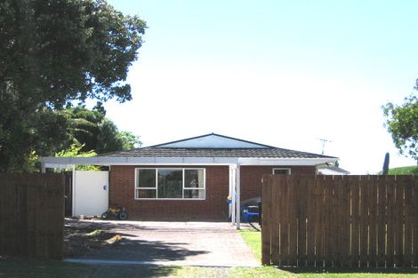 Photo of property in 2/5 Teal Crescent, Beach Haven, Auckland, 0626