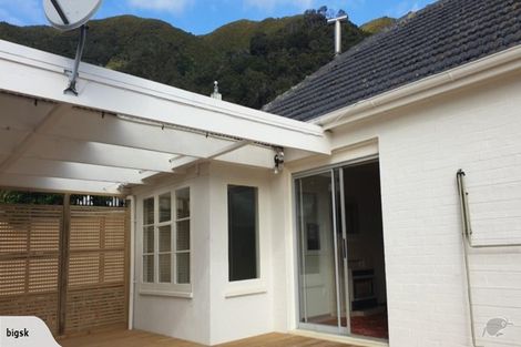 Photo of property in 198 Whites Line East, Waiwhetu, Lower Hutt, 5010