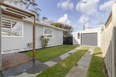 Photo of property in 25 Waiwera Place, Merrilands, New Plymouth, 4312