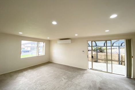 Photo of property in 37 Nimstedt Avenue, Oteha, Auckland, 0632