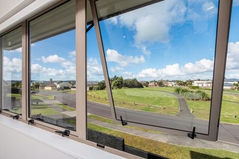 Photo of property in 6 Wakaroa Avenue, Te Atatu Peninsula, Auckland, 0610