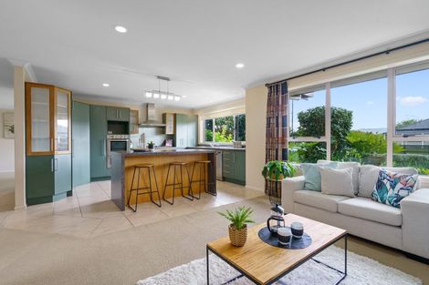 Photo of property in 1 Glenroy Place, Green Bay, Auckland, 0604