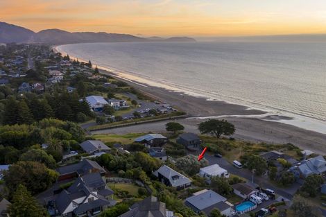 Photo of property in 19 Groves Road, Raumati Beach, Paraparaumu, 5032