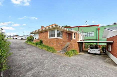 Photo of property in 1/28 Uxbridge Road, Mellons Bay, Auckland, 2014