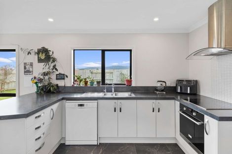 Photo of property in 28 Abby Road, Fitzherbert, Palmerston North, 4410