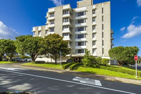 Photo of property in 2b/6 The Promenade, Takapuna, Auckland, 0622