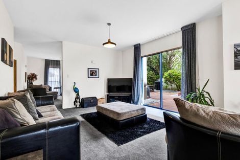 Photo of property in 8 Taylor Place, Merrilands, New Plymouth, 4312