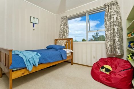 Photo of property in 16 Lavery Place, Sunnynook, Auckland, 0632
