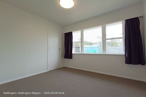 Photo of property in 35 Kenmore Street, Newlands, Wellington, 6037