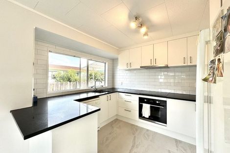 Photo of property in 1/6 Kirklow Place, Goodwood Heights, Auckland, 2105