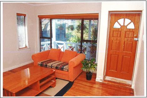 Photo of property in 154 Glenfield Road, Birkenhead, Auckland, 0626