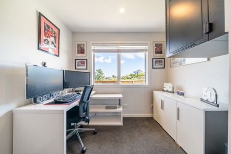 Photo of property in 66 Mount Marua Way, Timberlea, Upper Hutt, 5018