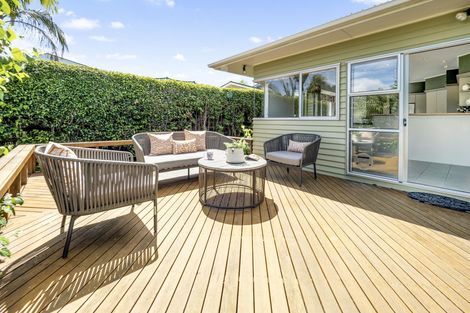 Photo of property in 72 Marine Parade, Mellons Bay, Auckland, 2014