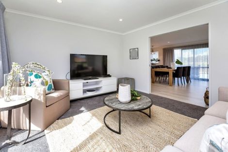 Photo of property in 32 Waitemata Drive, One Tree Point, 0118