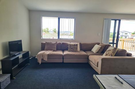 Photo of property in 54a Meadowood Drive, Unsworth Heights, Auckland, 0632