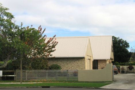 Photo of property in 17 Charnwood Grove, Waikanae, 5036