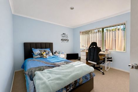 Photo of property in 28 Piper Place, Goodwood Heights, Auckland, 2105