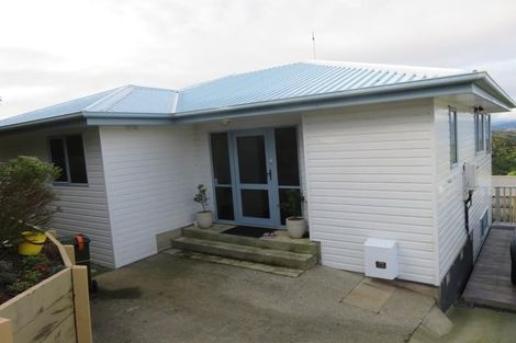 Photo of property in 23a Sunhaven Drive, Newlands, Wellington, 6037