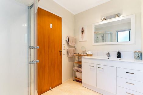 Photo of property in 2/41 Lyons Avenue, Murrays Bay, Auckland, 0630