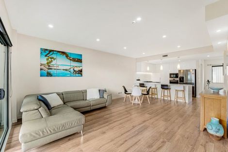 Photo of property in 72 Te Oneroa Way, Long Bay, Auckland, 0630