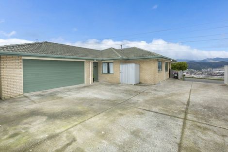 Photo of property in 32 Percy Kinsman Crescent, Riverstone Terraces, Upper Hutt, 5018