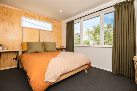 Photo of property in 34 Brooker Grove, Newlands, Wellington, 6037