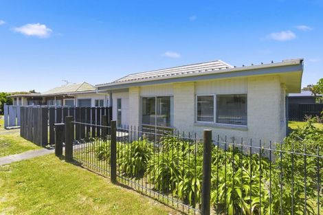 Photo of property in 2 Cypress Grove, Paraparaumu, 5032