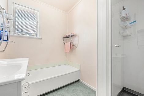 Photo of property in 4 Cotswold Crescent, Newlands, Wellington, 6037